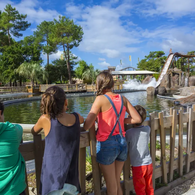 Personnes observant le splash river du parc de la coccinelles.
