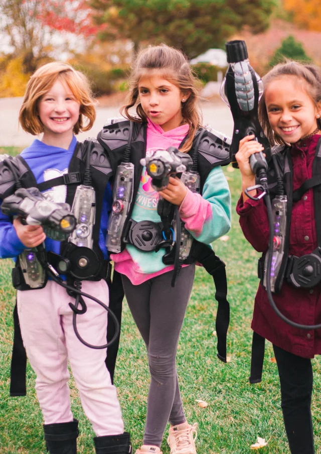 Photos de 3 petites filles jouant au laser game en extérieur