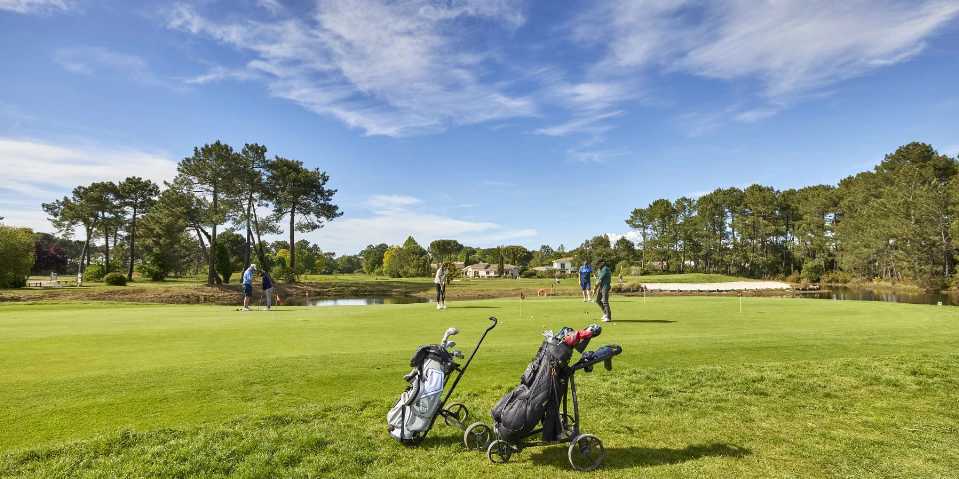 Caddie de golf en avant-plan et fairway derrière