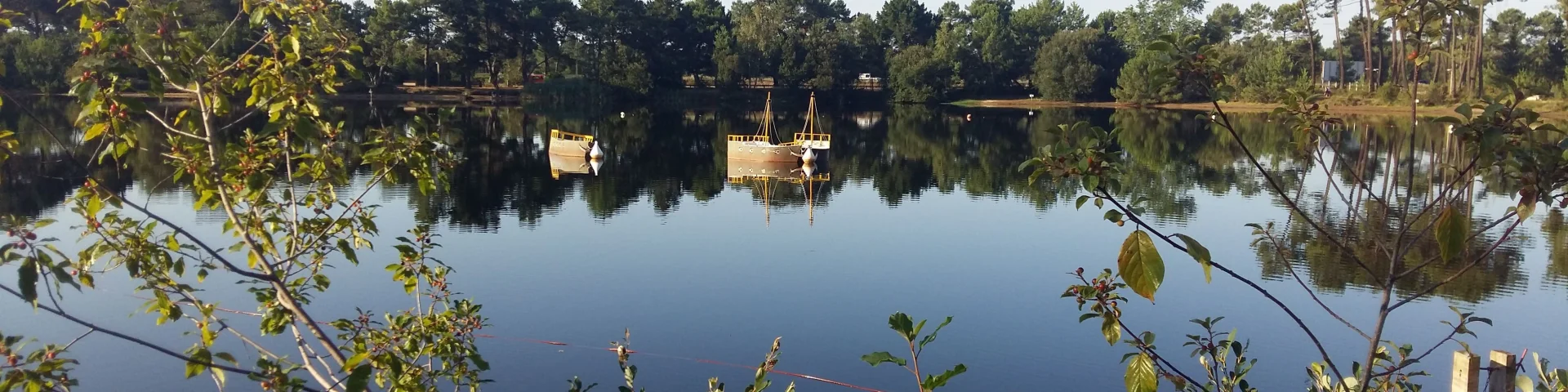 Photo du lac de la Magdeleine avec le mini port pirate en fond