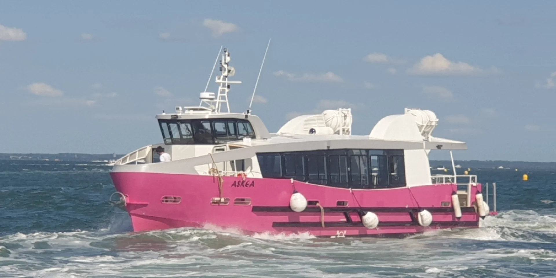 Bateau de tourisme rose et blanc pour une excursion sur le bassin au départ d'Arcachon