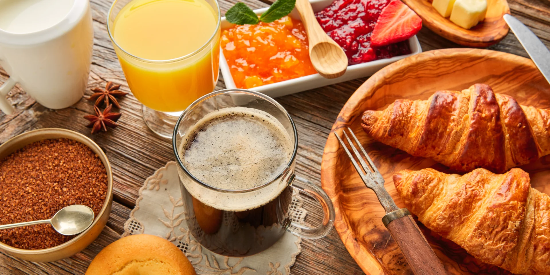 Photo d'un petit-déjeuner copieux sur une table en bois