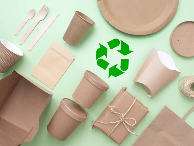 Image avec le logo recyclage, des gobelets, couverts, assiettes en carton