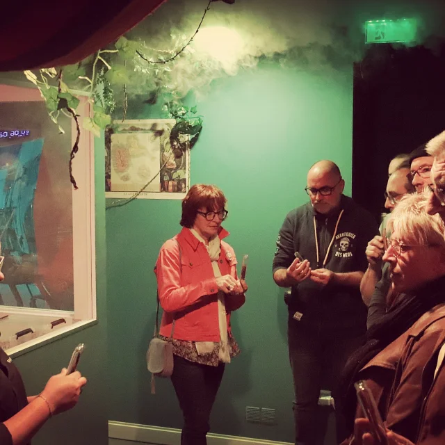 Groupe de personnes visitant la Rhumerie Darwinn