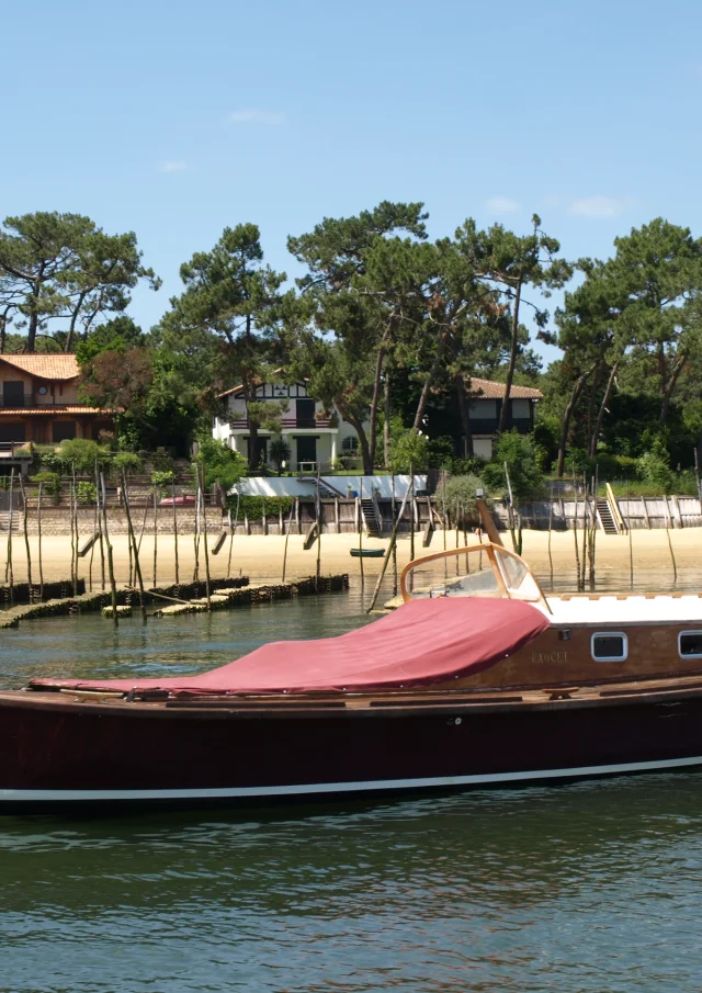 Pinasse, bateau traditionnelle, amarré le long de la presqu’île du Cap Ferret