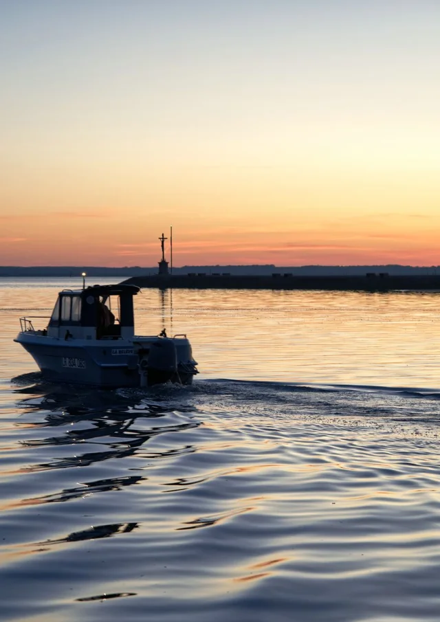 Bateau sur le Bassin d'Arcachon au couché du soleil