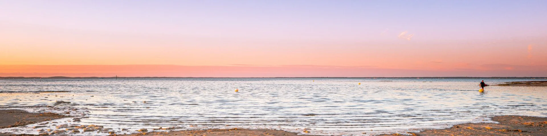 Image d'une plage au coucher du soleil