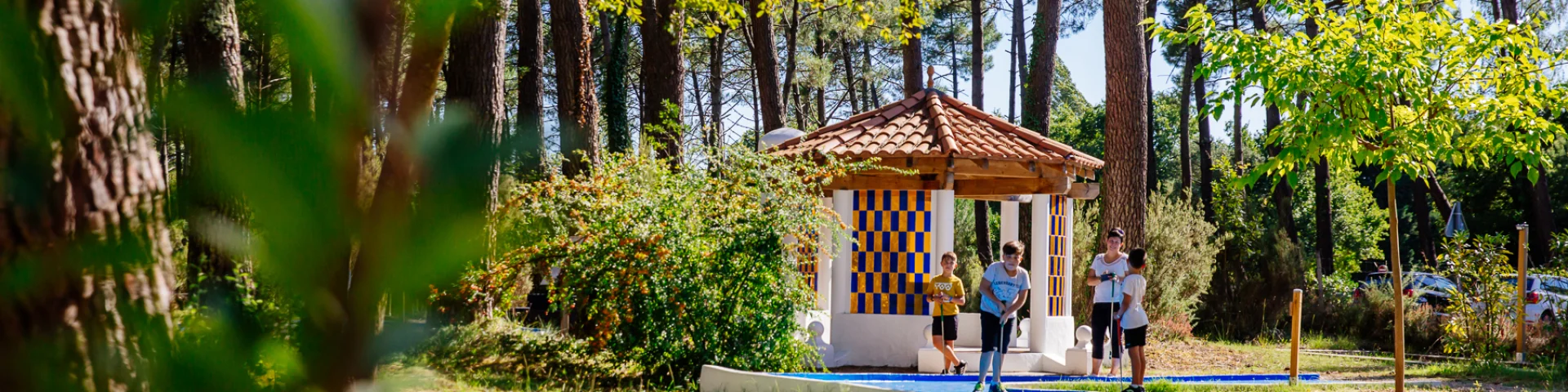 Photo du décor du mini golf de Gujan-Mestras représentant un kiosque