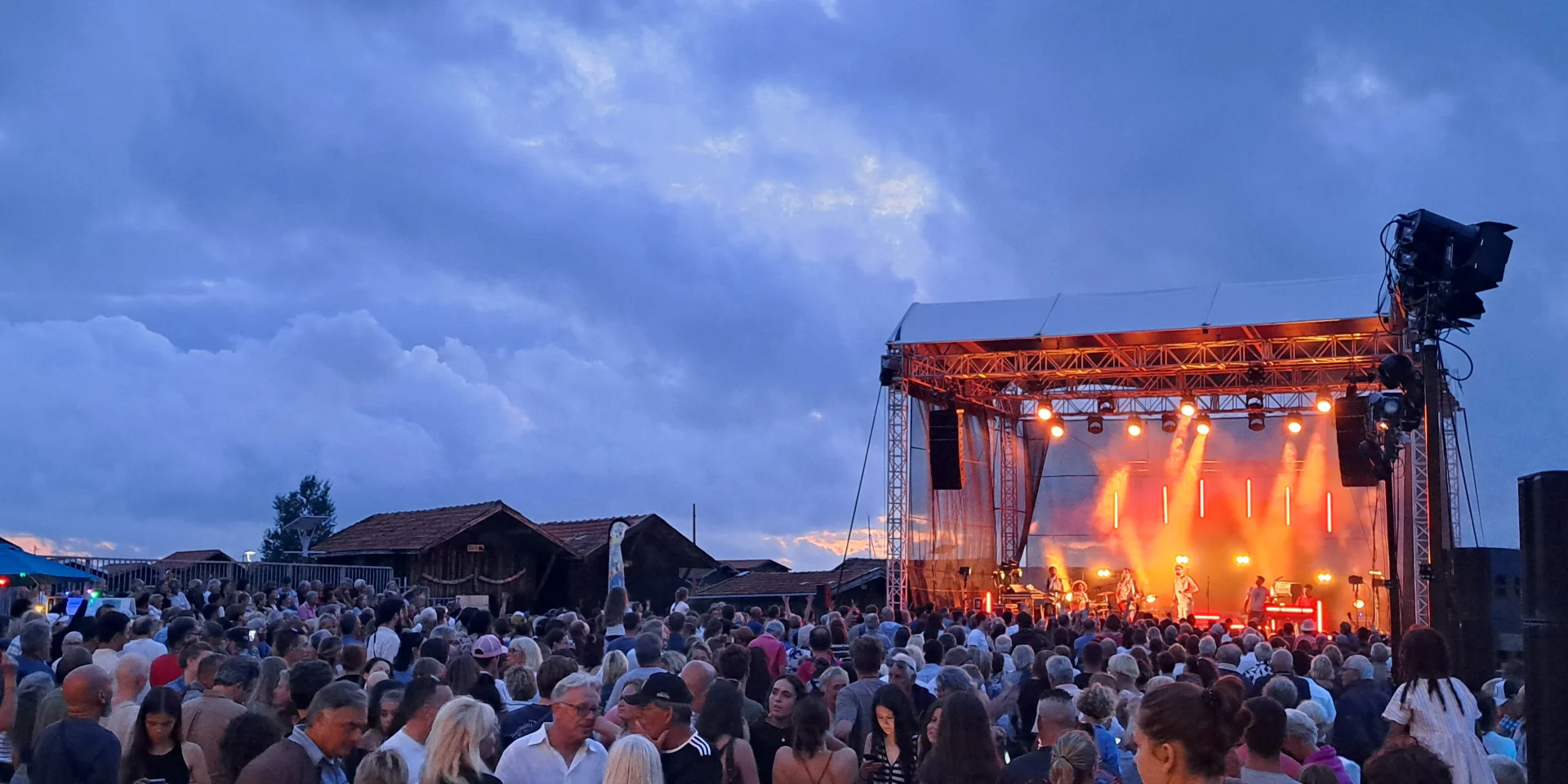 Scène de concert lors des jeudis de Larros organisés pendant l'été
