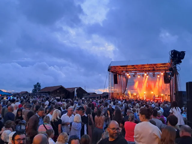 Scène de concert lors des jeudis de Larros organisés pendant l'été