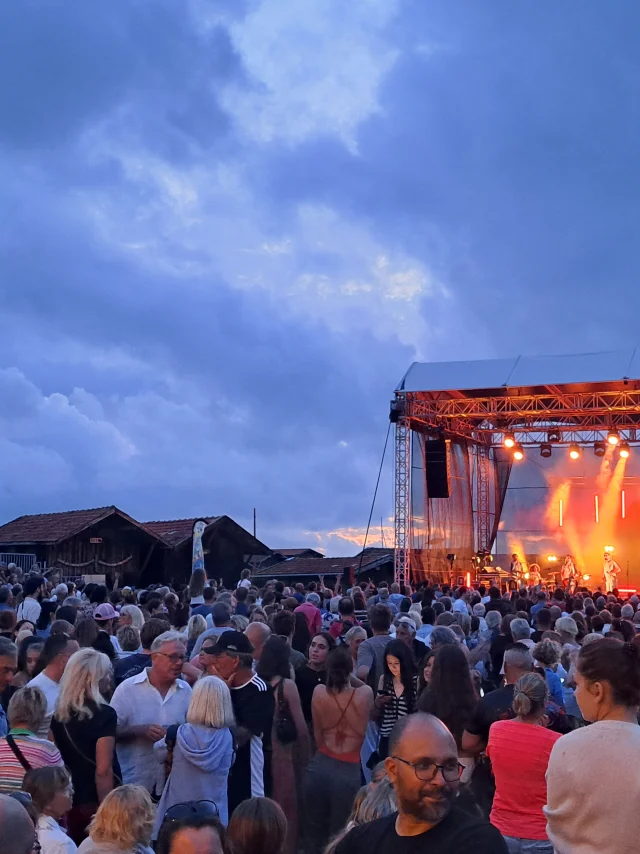 Scène de concert lors des jeudis de Larros organisés pendant l'été