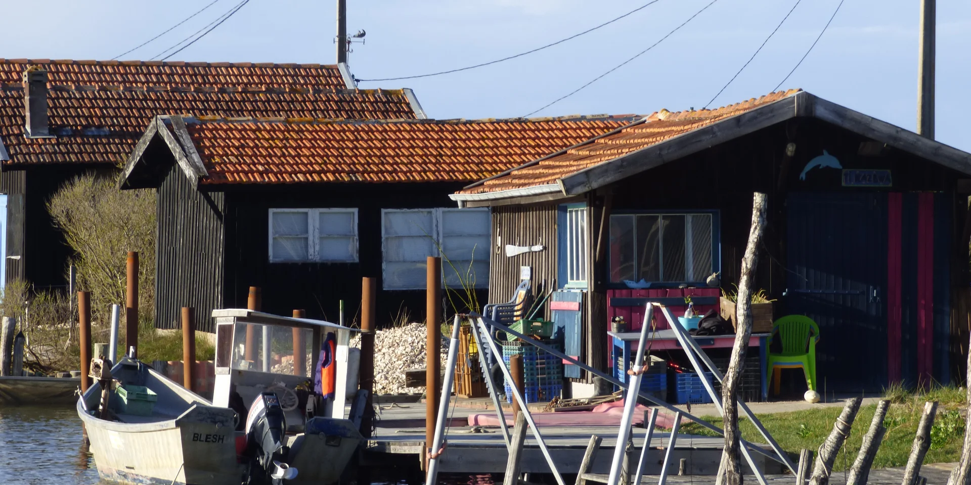 Cabanes ostréicoles avec bateau typique au port du Canal, un des 7 ports de Gujan-Mestras