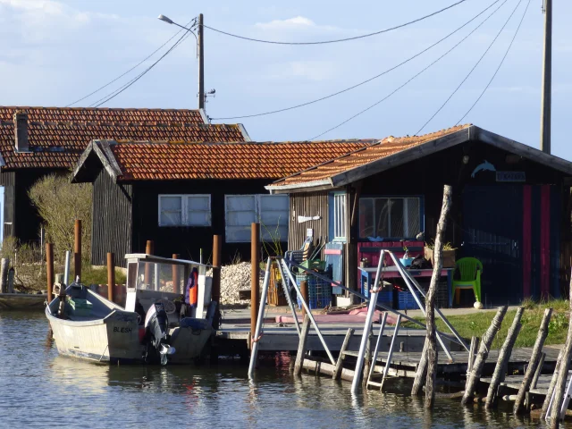 Cabanes ostréicoles avec bateau typique au port du Canal, un des 7 ports de Gujan-Mestras