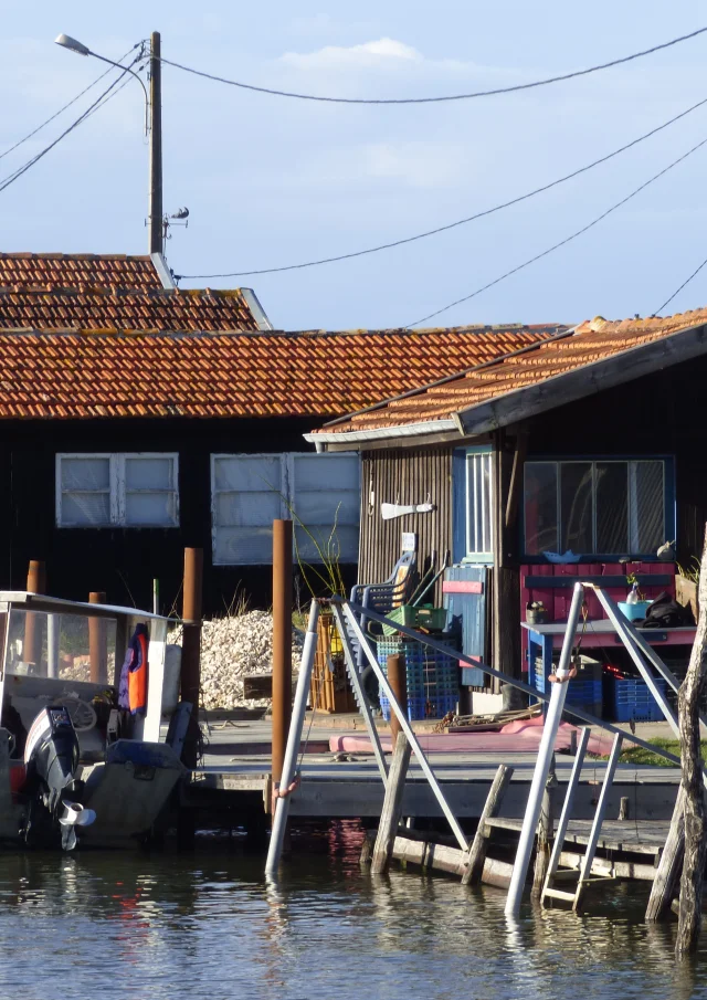 Cabanes ostréicoles avec bateau typique au port du Canal, un des 7 ports de Gujan-Mestras