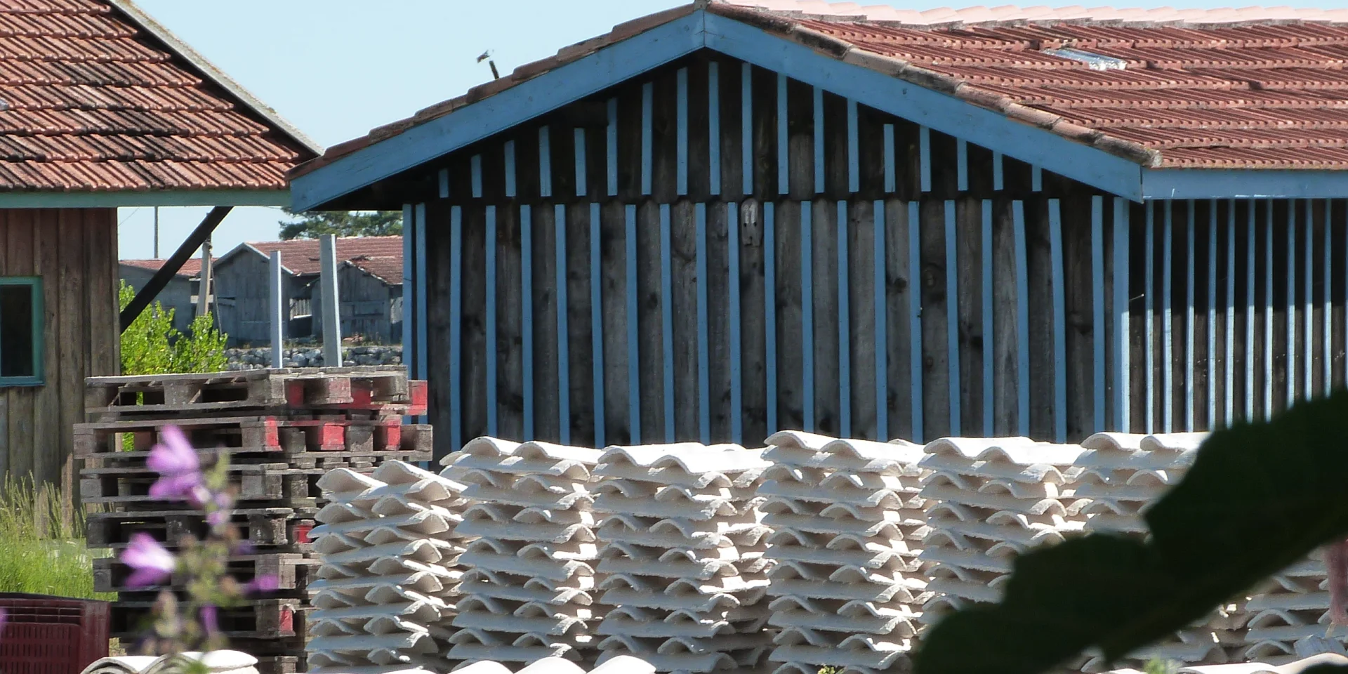 Cabanes Port de Larros avec tuiles chaulées empilées