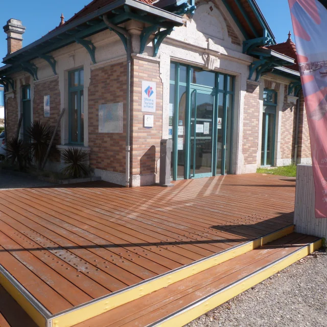 entrée en bois de l'Office de Tourisme et rampe d'accessibilité