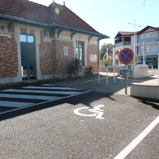 rampe d'accessibilité de l'Office de Tourisme et place de parking pour personnes à mobilité réduite