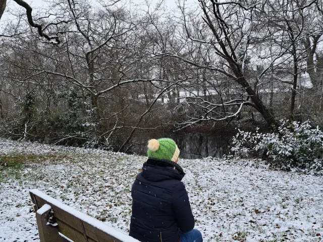 personne assise sur un banc au parc de la Chêneraie