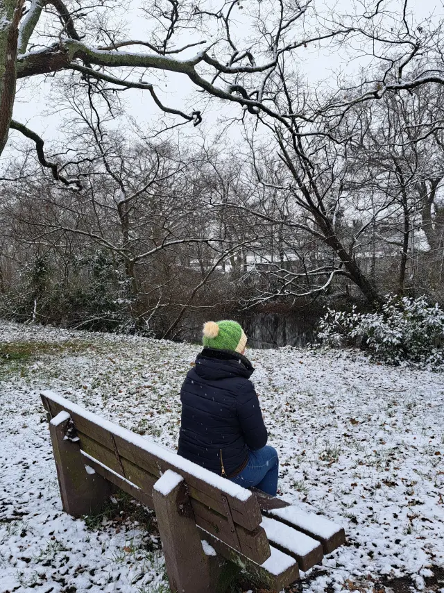 personne assise sur un banc au parc de la Chêneraie