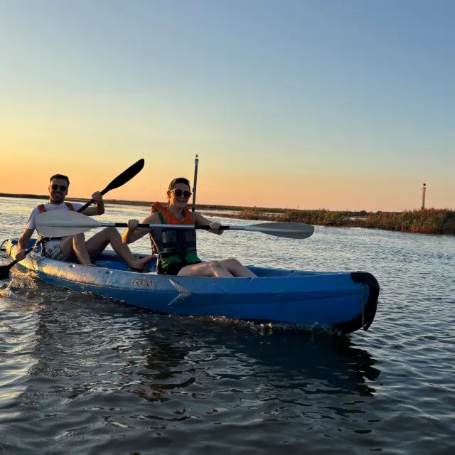 un kayak avec 2 personnes sur le bassin
