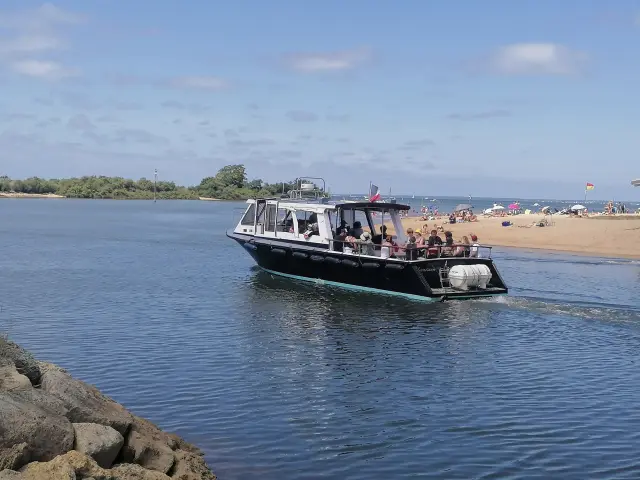 Bateau UBA qui sort du port de la Hume