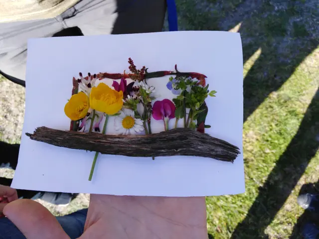 Photo d'un dessin réaliser par un élève de primaire à partir de fleurs et de branches