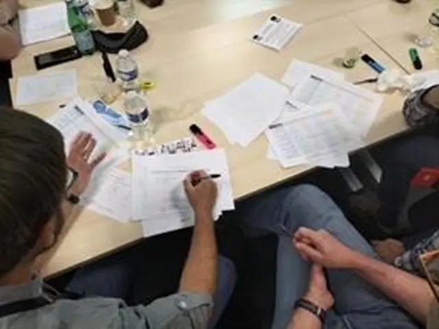 Personnes qui travaillent lors d'un atelier pour apprendre à mieux communiquer entre eux.