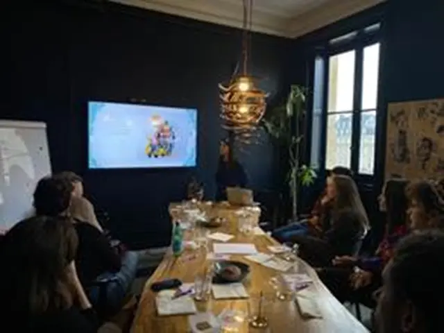 Personnes qui participent à un atelier pour apprendre à mieux communiquer entre eux.