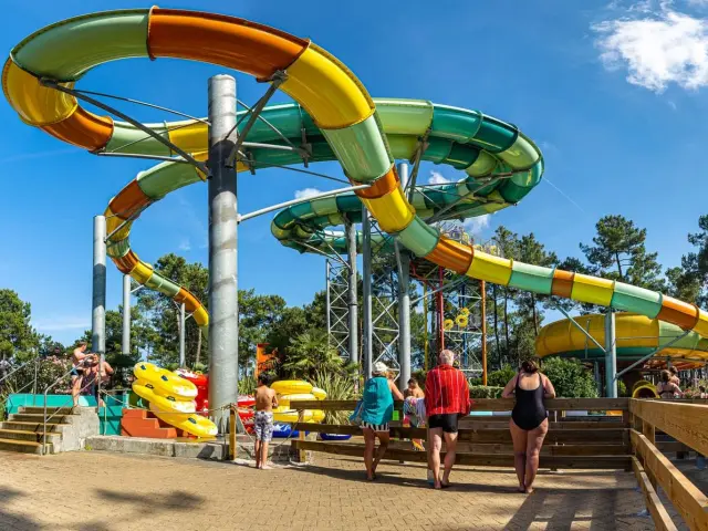 Tobbogan aquatique dans un parc aquatique