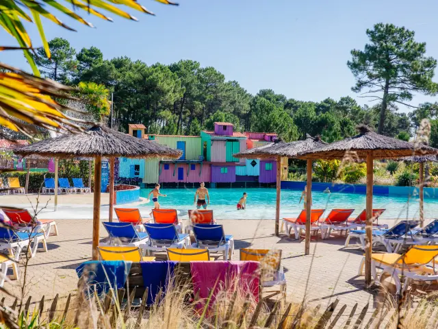 Espace détente avec piscine dans un parc aquatique