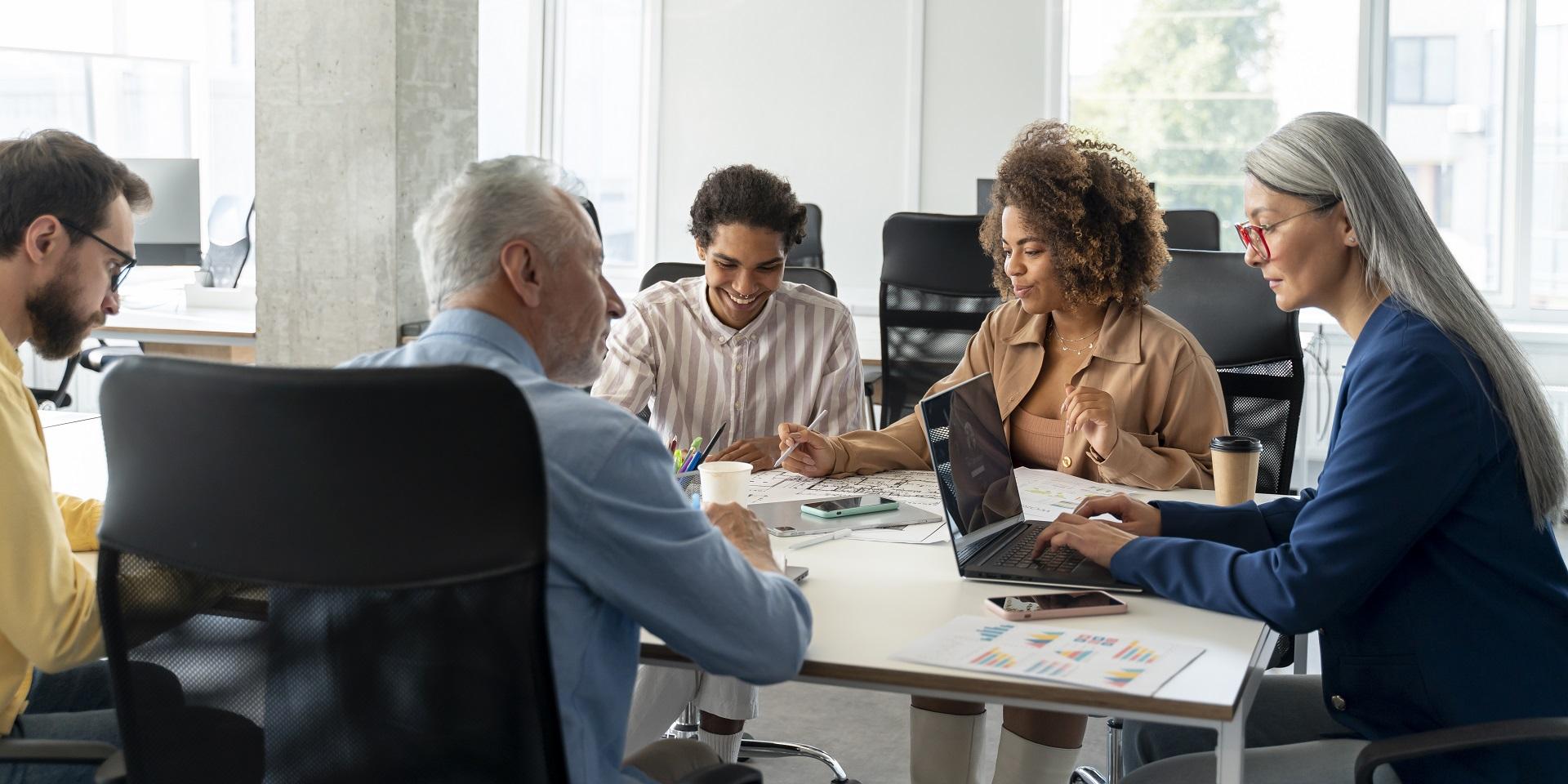 Personnes travaillant en équipe