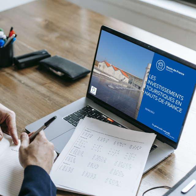 Man Using Macbook Pro In The Office Impact économique