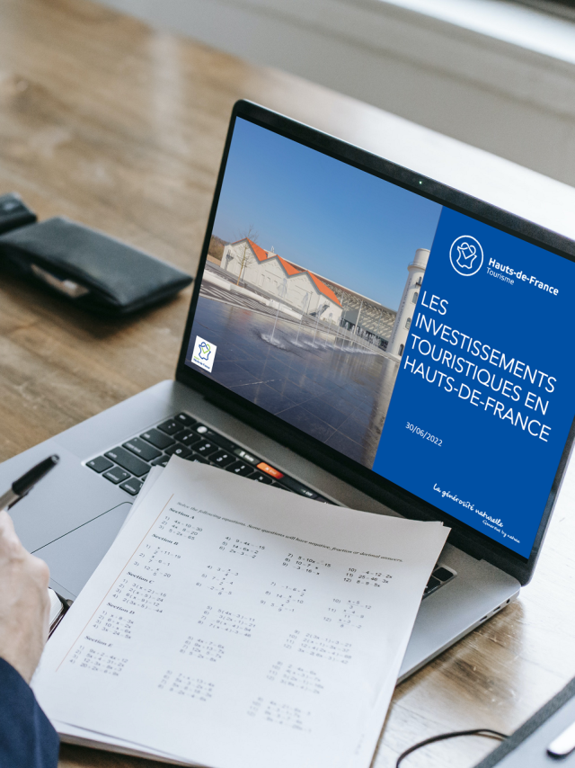 Man Using Macbook Pro In The Office Impact économique