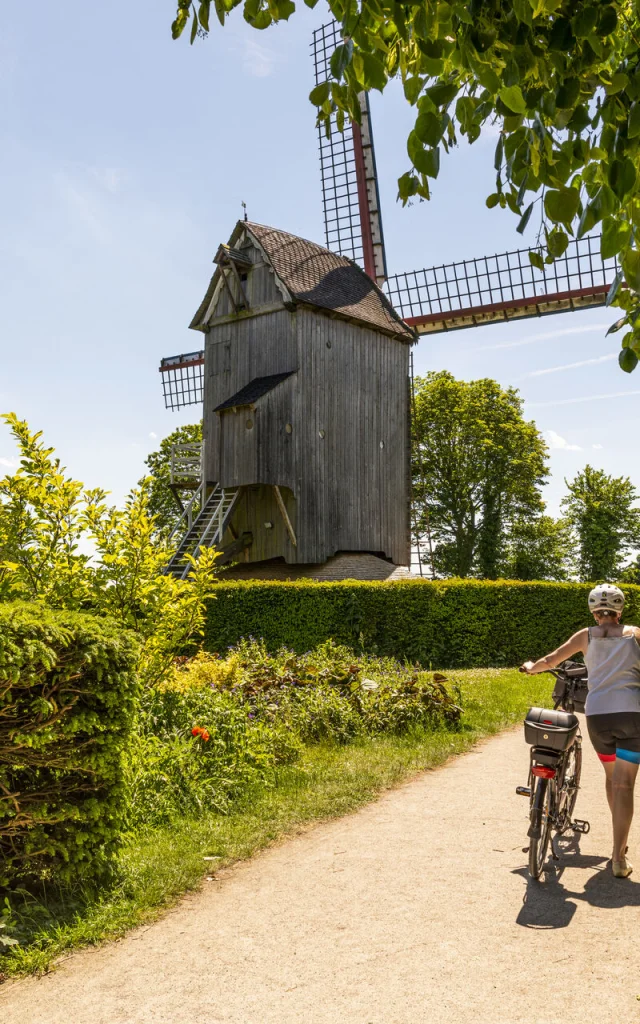 France, Nord (59), Cassel, Village préféré des français en 2018, Le mont Cassel domine le village avec son ancien moulin en bois et un agréable jardin public // France, North (59), Cassel, French village favorite in 2018, Mount Cassel dominates the village with its old wooden mill and a pleasant public garden