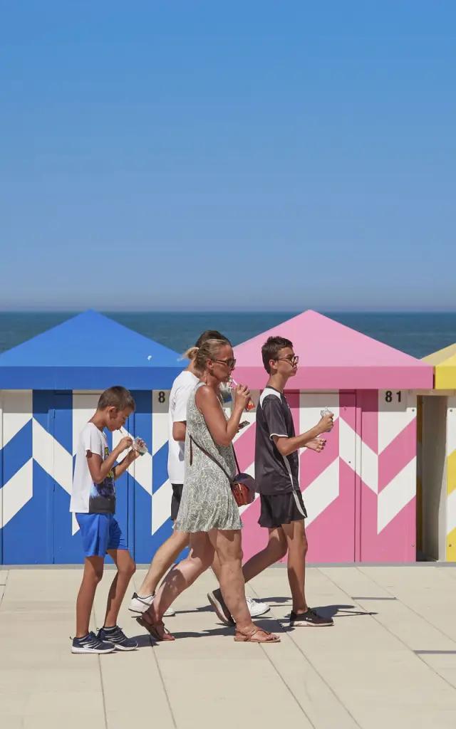 Dunkerque (Nord, 59) - Malo les bains, promenade sur la digue devant les cabanes de plage colorées