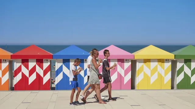Dunkerque (Nord, 59) - Malo les bains, promenade sur la digue devant les cabanes de plage colorées