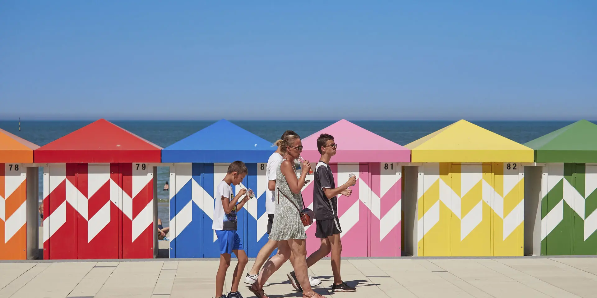 Dunkerque (Nord, 59) - Malo les bains, promenade sur la digue devant les cabanes de plage colorées