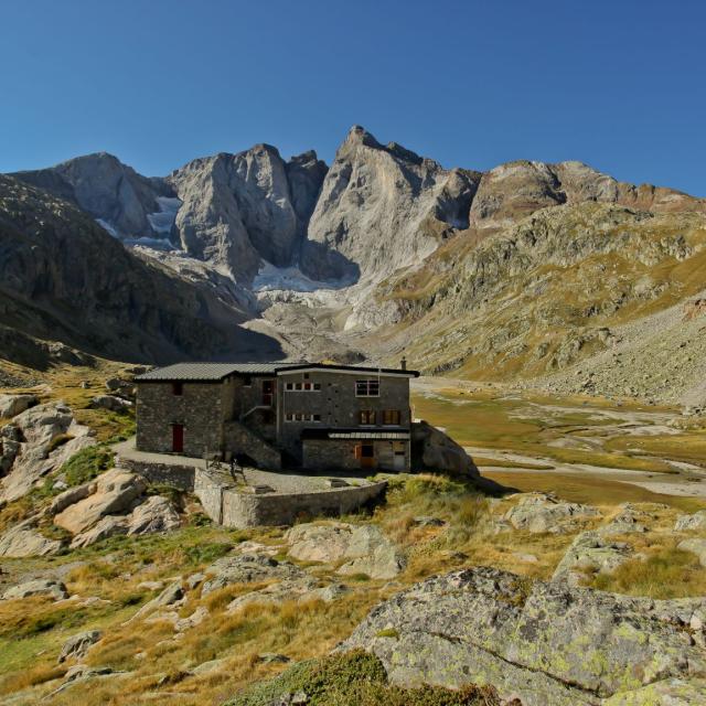 Randonnée jusqu'au refuge des oulettes de Gaube, face au Vignemale ©Office de Tourisme de Cauterets
