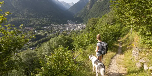 Randonnée avec un chien autour du village de Cauterets ©Office de Tourisme de Cauterets
