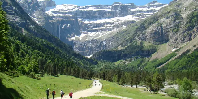 Balade sur le chemin principal du Cirque de Gavarnie ©Agence Touristique des Vallées de Gavarnie