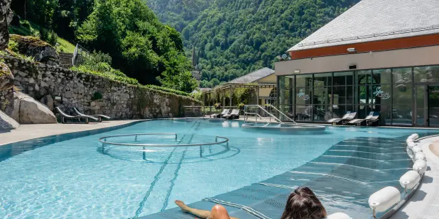 Détente dans les bassins extérieurs aux Bains du Rocher
