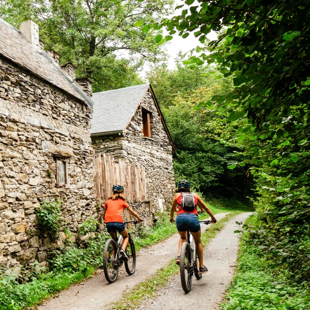 Electric bike outing for two in the Louron region