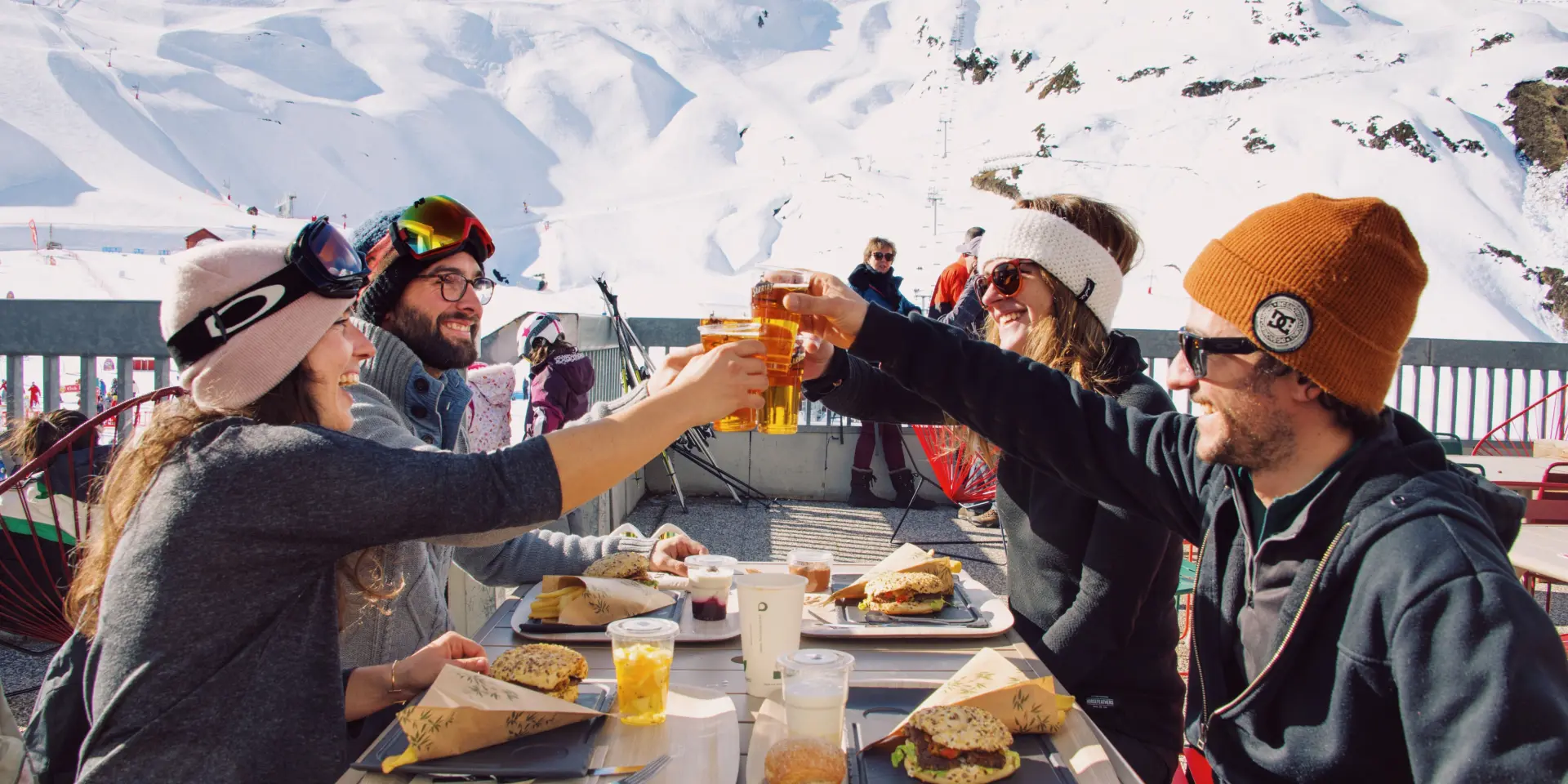 Repas en altitude entre amis en hiver à la station Cauterets