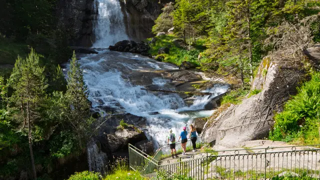 Trois jeunes contemplent la cascade du Pont d'Espagne à Cauterets