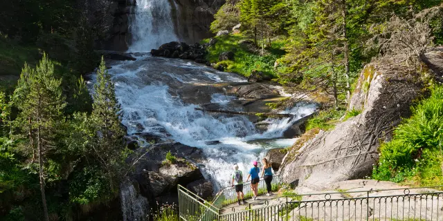 Trois jeunes contemplent la cascade du Pont d'Espagne à Cauterets