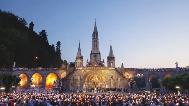 Esplanade Procession Aux Flambeaux Lourdes