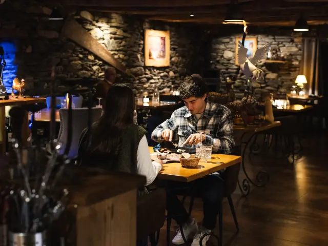 Diner en tête à tête dans une ambiance tamisée