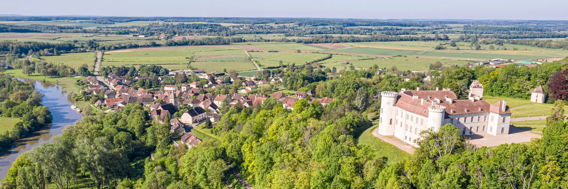 Vue aérienne du château de Ray-sur-Saône, avec la Cité de Caractère de Ray-sur-Saône et la Saône en arrière-plan - Vesoul-Val de Saône