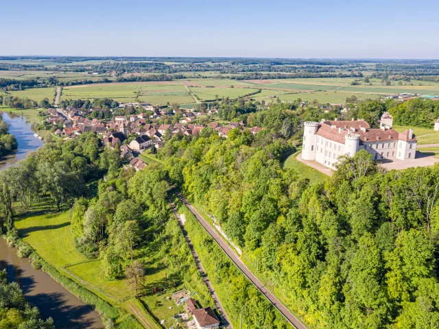 Vue aérienne du château de Ray-sur-Saône, avec la Cité de Caractère de Ray-sur-Saône et la Saône en arrière-plan - Vesoul-Val de Saône