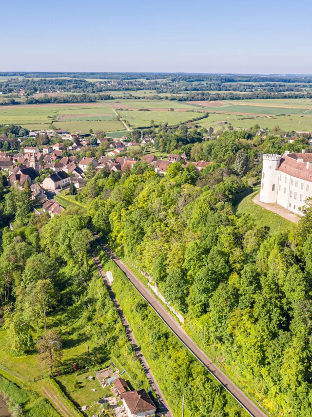 Vue aérienne du château de Ray-sur-Saône, avec la Cité de Caractère de Ray-sur-Saône et la Saône en arrière-plan - Vesoul-Val de Saône